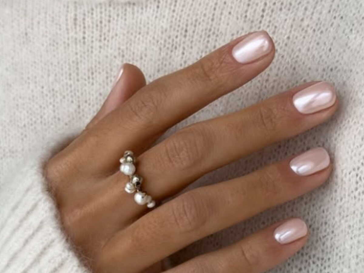 Pearlescent Pale Pink Short Oval Nails Pearlescent Pale Pink Short Oval Nails β Winter French Tip Nails