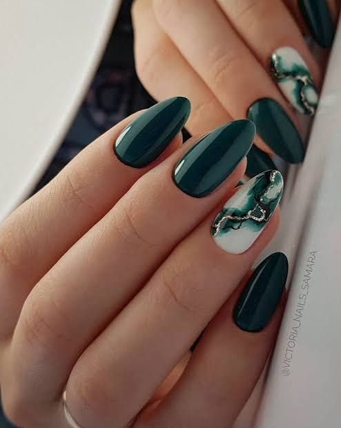 Medium Oval Marbled Emerald Gold Foil — Emerald Green Nails
