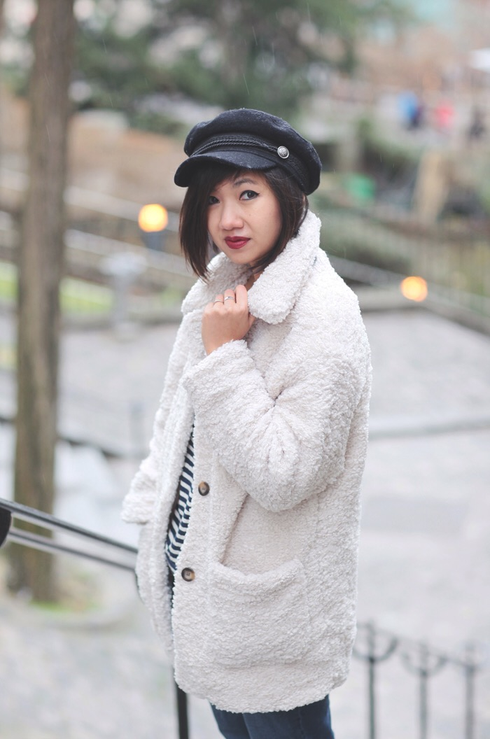 Street Style White Teddy Coat with Stripes and Jeans — Teddy Coat Outfits