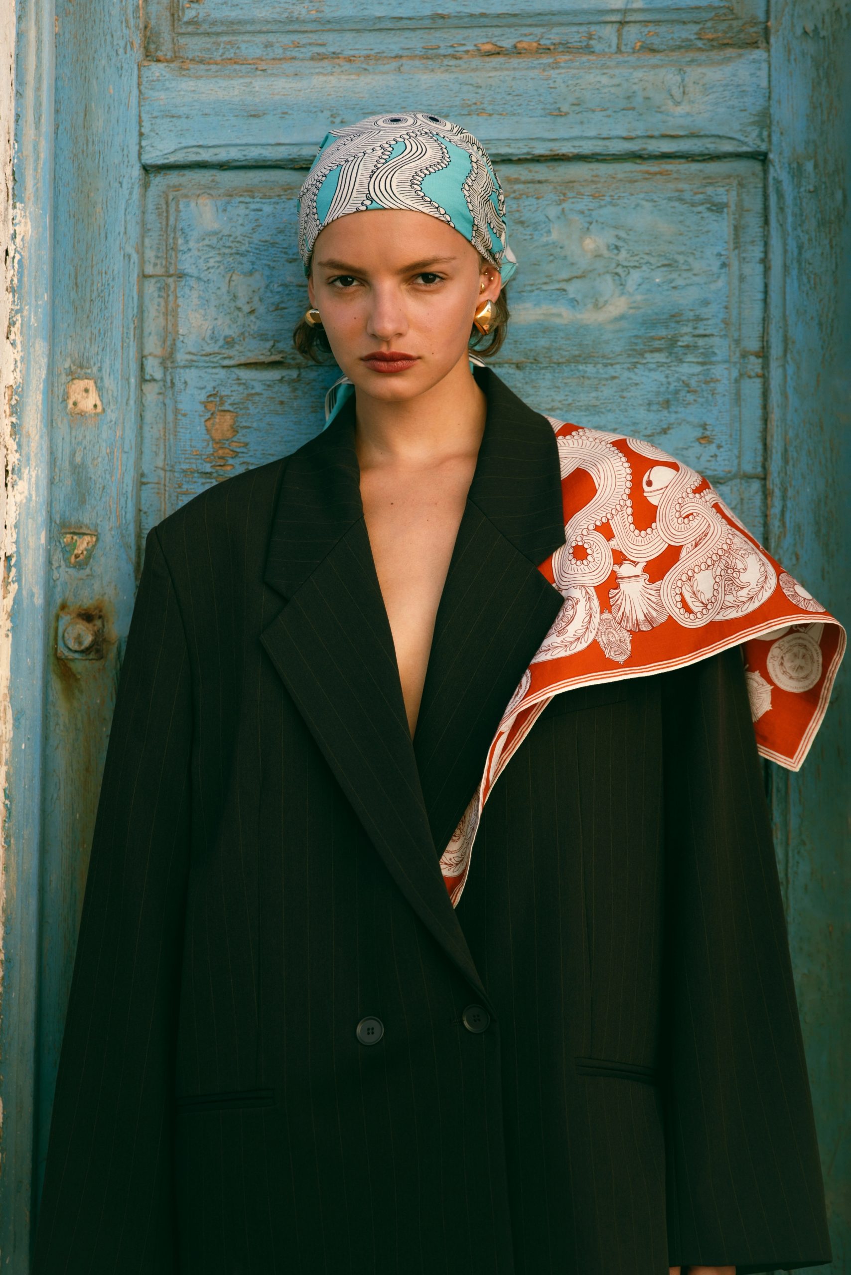 Patterned Silk Scarf Draped Over Blazer as Headwear Patterned Silk Scarf Draped Over Blazer as Headwear β Scarf Outfits