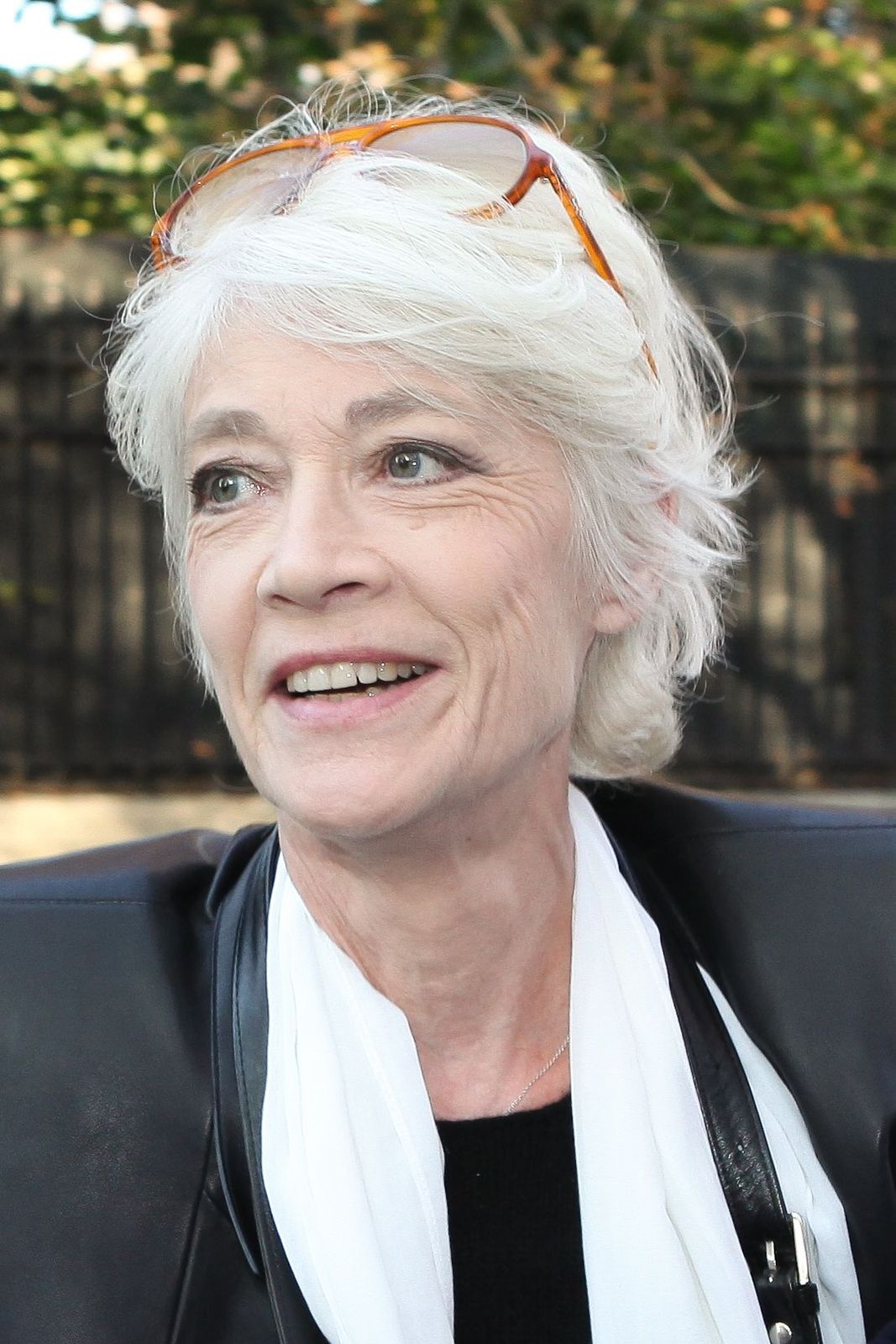 Tousled White-Grey Pixie With Wispy Bangs Tousled White-Grey Pixie With Wispy Bangs β Winter Haircuts for Women Over 70