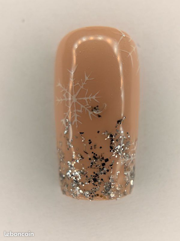 Nude Base Silver And Black Glitter Visual Idea Nude Base Silver And Black Glitter Visual Idea β Sparkly Winter Nails