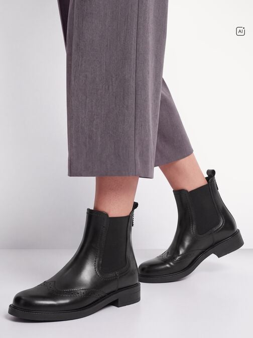 Smart Casual: Brogue Ankle Boots with Cropped Trousers Smart Casual: Brogue Ankle Boots with Cropped Trousers β Black Boots Outfits
