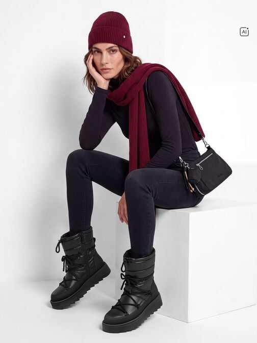 Black Quilted Snow Boots with Burgundy Scarf and Beanie Black Quilted Snow Boots with Burgundy Scarf and Beanie β Snow Boots Outfits