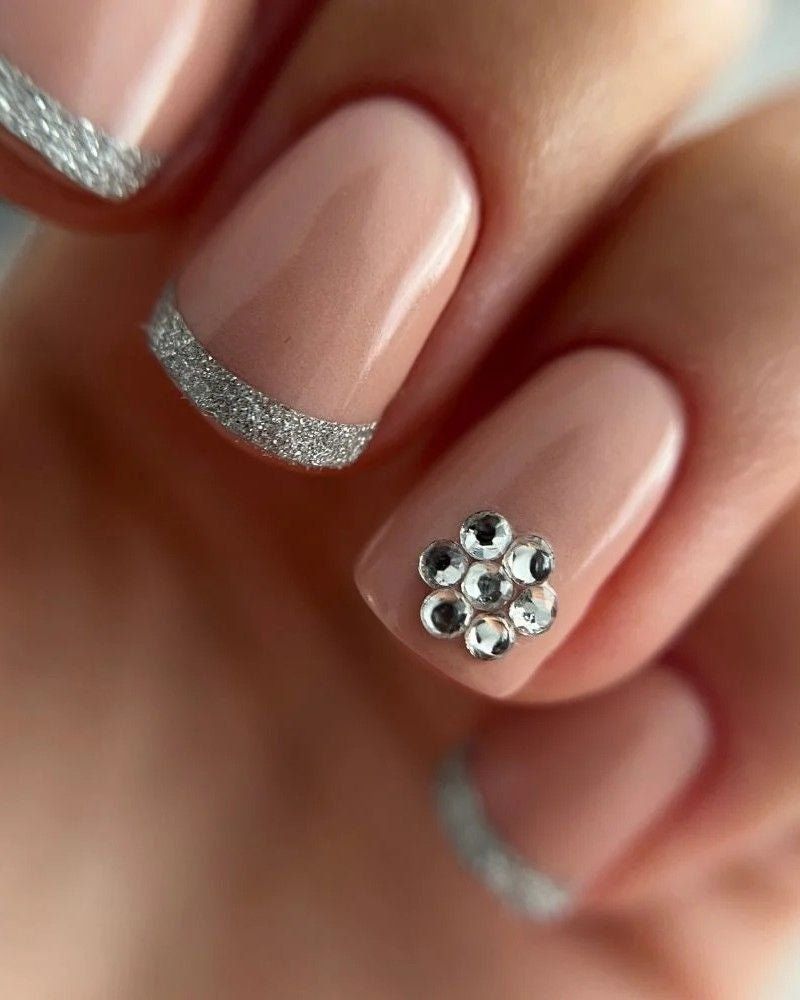 Nude Glitter French With Rhinestone Flower Nude Glitter French With Rhinestone Flower β Winter Rhinestone Nails