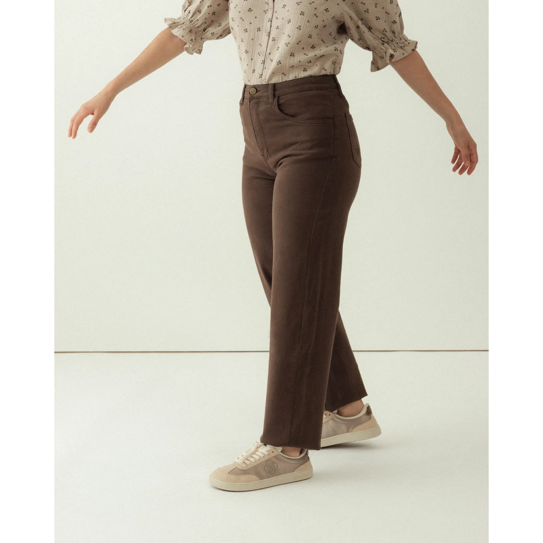 Casual Brown Trousers with Patterned Puff Sleeve Blouse Casual Brown Trousers with Patterned Puff Sleeve Blouse β Chocolate Brown Outfits