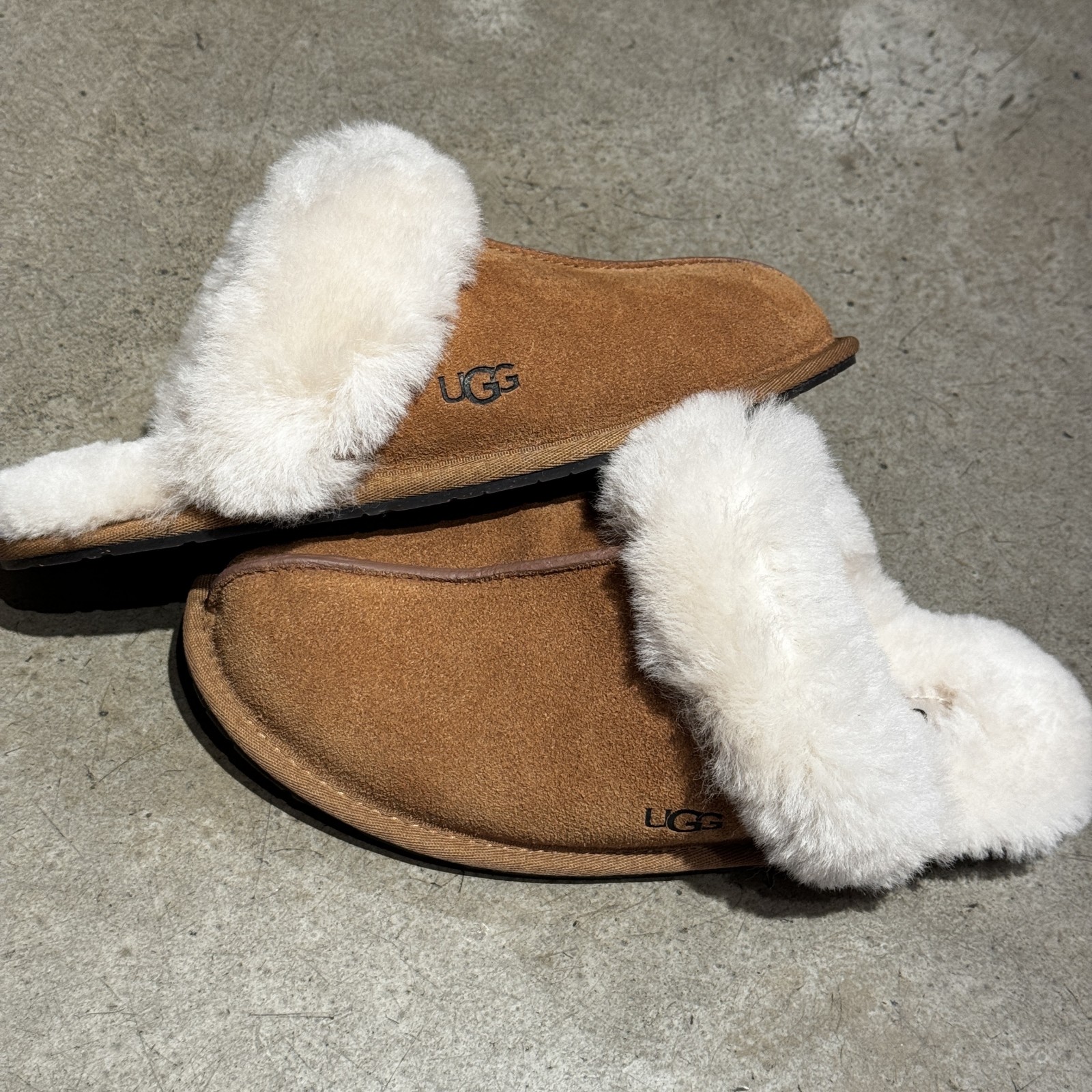 Red Knit Socks with Tan UGG Scuffette Mule Slippers Red Knit Socks with Tan UGG Scuffette Mule Slippers β Ugg Slippers Outfits