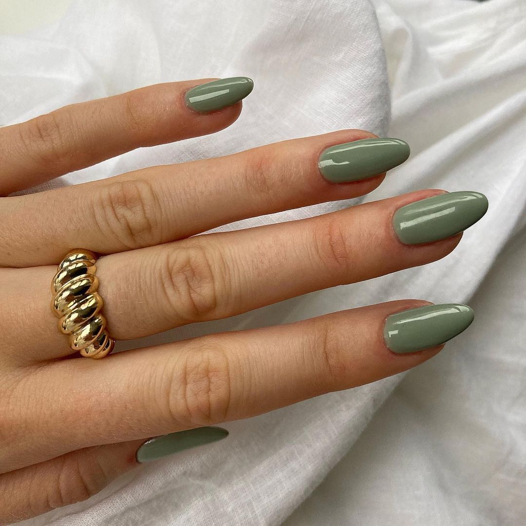 Glossy Visual Idea Glossy Visual Idea โ Winter Green Nails