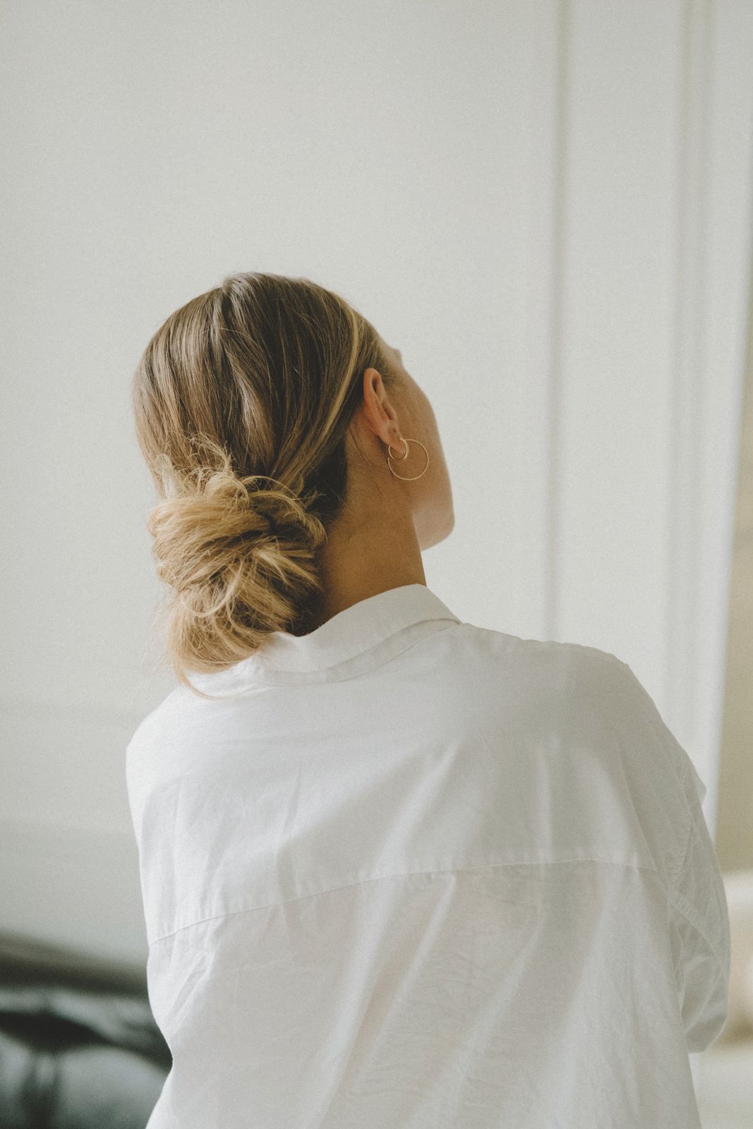 Blonde Messy Bun With Loose Texture Blonde Messy Bun With Loose Texture β Winter Updos