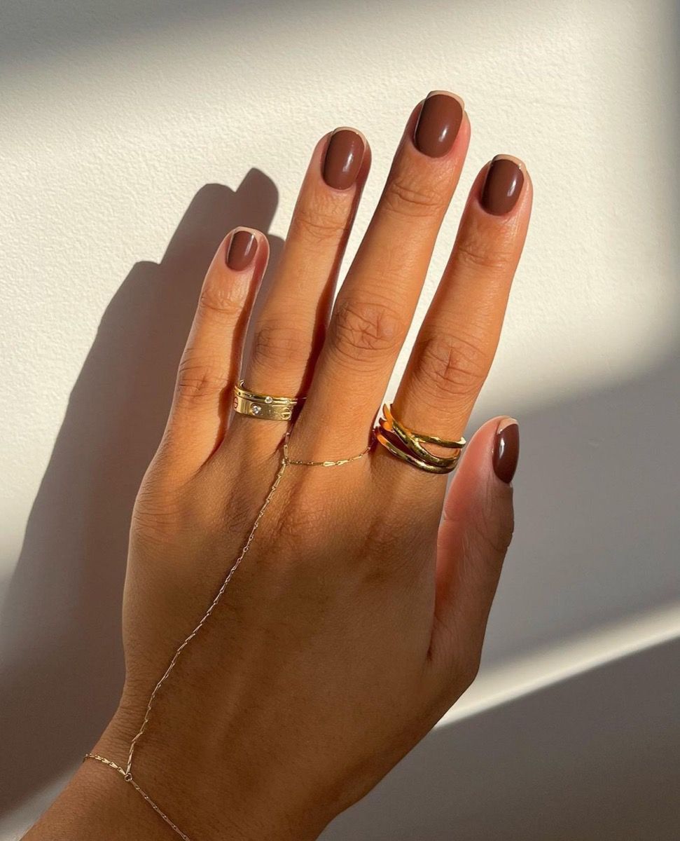 Le vernis Γ ongles chocolat, la teinte la plus gourmande de l'automne 2025 | Vogue France