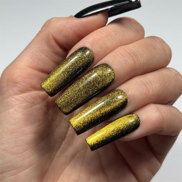 Cat-Eye Glitter Gold Coffin Nails — Winter Gold Nails
