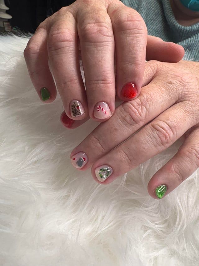 Mixed Christmas Icons Round Nails Mixed Christmas Icons Round Nails β Simple Short Christmas Nails 2026