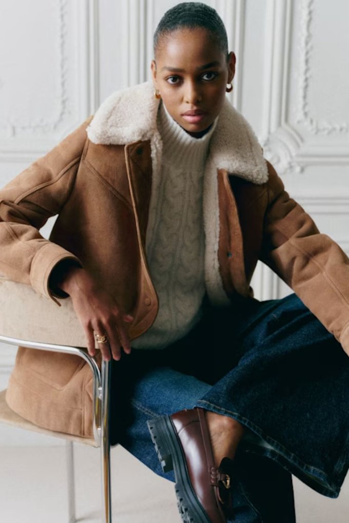 Brown Shearling Collar Jacket with Cable-Knit Sweater and Wide-Leg Jeans Brown Shearling Collar Jacket with Cable-Knit Sweater and Wide-Leg Jeans โ Shearling Coat Outfits