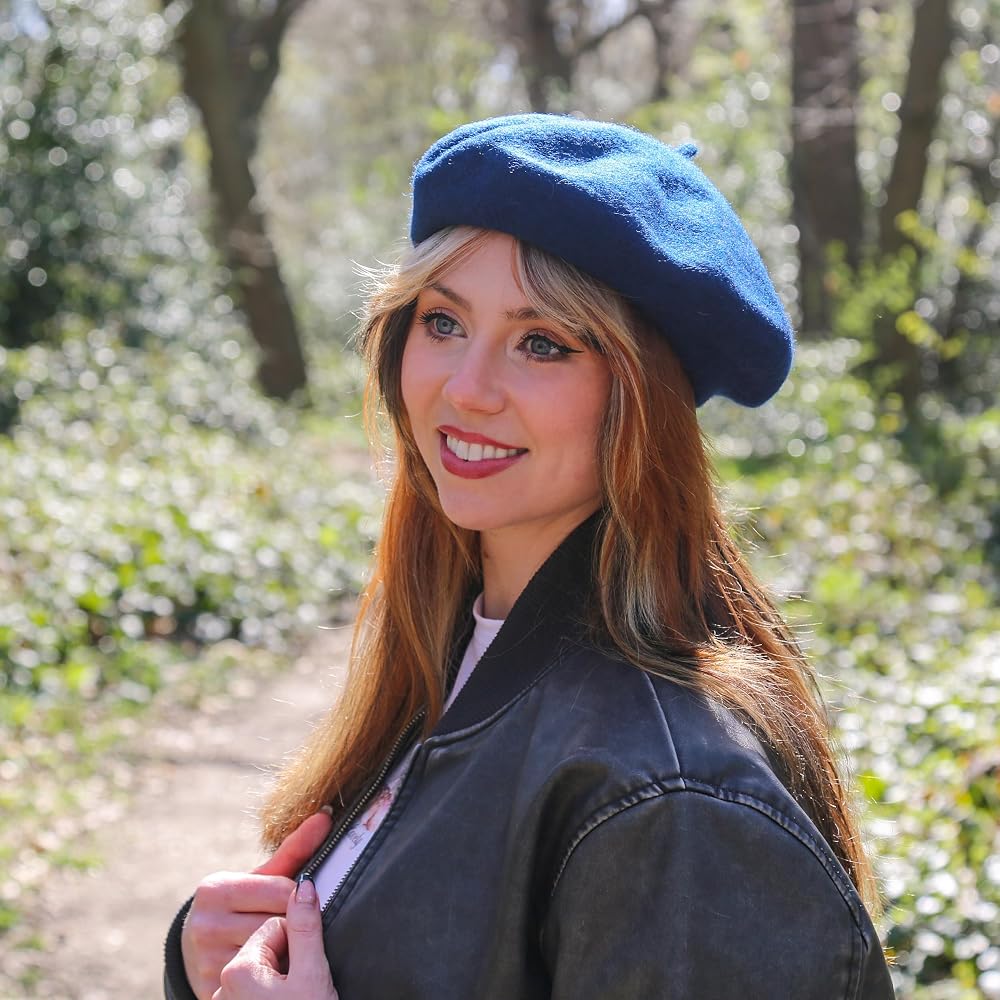 Royal Blue Beret Adds a Pop of Color to a Casual Bomber Jacket Look Royal Blue Beret Adds a Pop of Color to a Casual Bomber Jacket Look β Beret Outfits