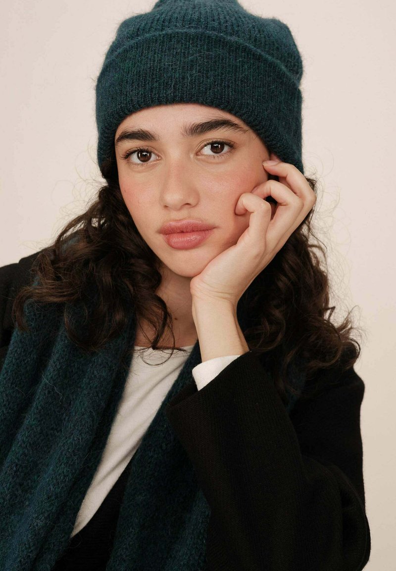Dark Green Beanie with Black Jacket Dark Green Beanie with Black Jacket β Beanie Outfits