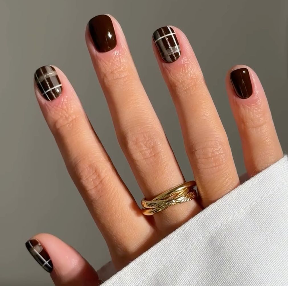 Short Oval Dark Brown Plaid Short Oval Dark Brown Plaid β Winter Plaid Nails