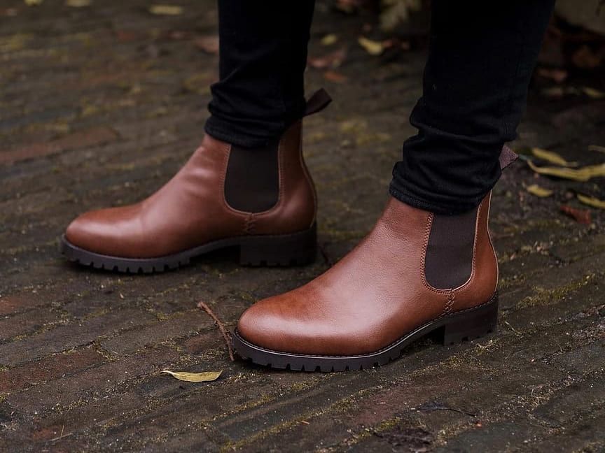 Classic Contrast: Brown Boots with Black Trousers Classic Contrast: Brown Boots with Black Trousers β Chelsea Boots Outfits