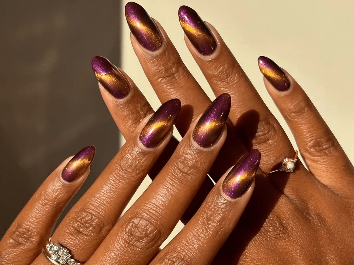 Mesmerizing Purple Gold Cat-Eye Nails Mesmerizing Purple Gold Cat-Eye Nails β Winter Nail Designs
