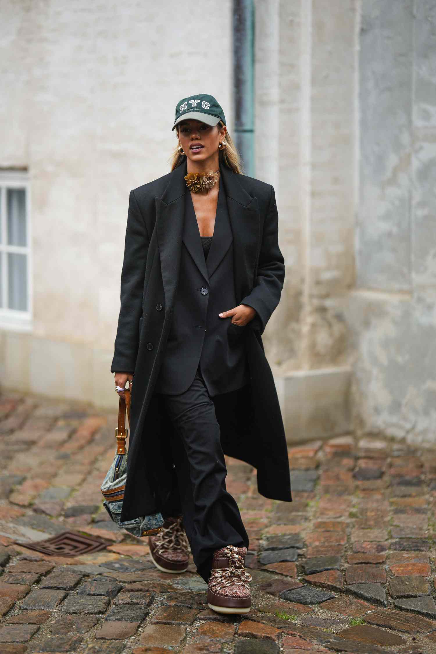 Edgy Oversized Coat with Moon Boots Edgy Oversized Coat with Moon Boots β Winter Outfits for Petite Women