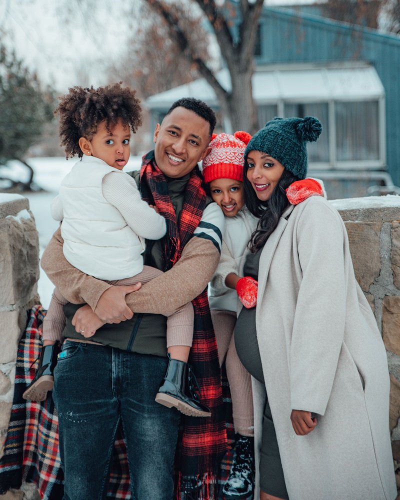 Plaid Scarf as a Focal Point in a Winter Family Photo — Winter Family Photo Outfits