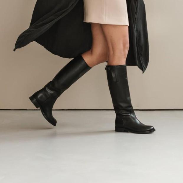 Classic Cool: Knee-High Boots with a Skirt and Coat Classic Cool: Knee-High Boots with a Skirt and Coat β Black Boots Outfits