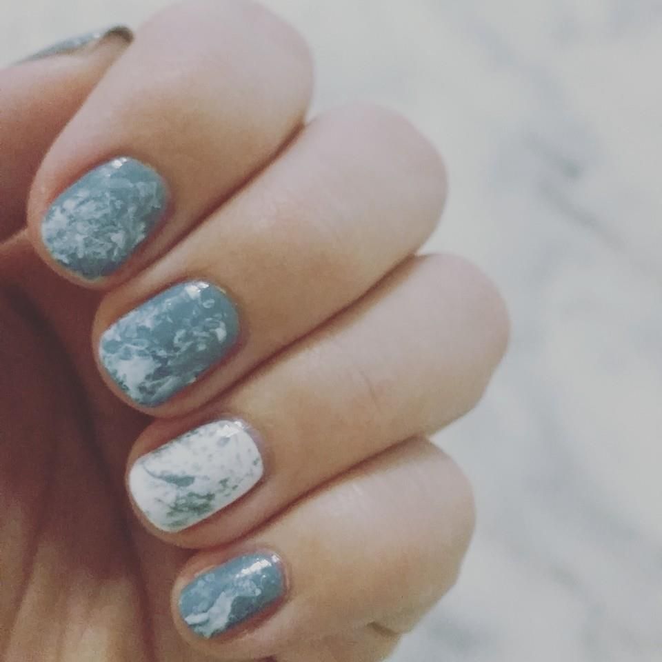 Blue White Marble Short Ovals — Winter Marble Nails