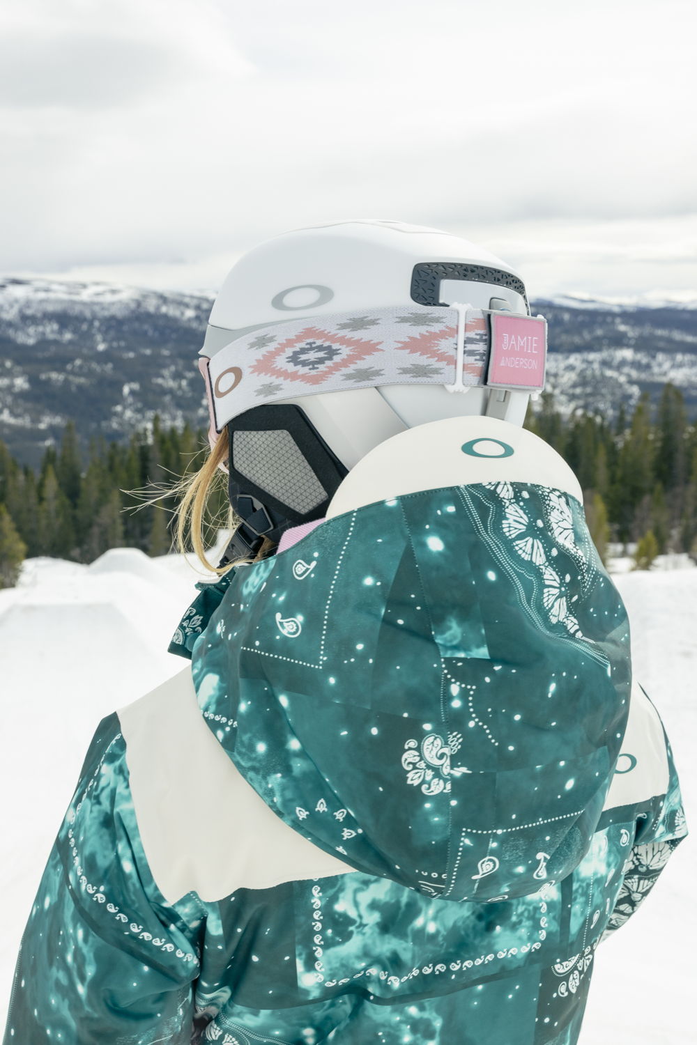 Teal and White Patterned Ski Jacket with White Base Layer and Helmet Teal and White Patterned Ski Jacket with White Base Layer and Helmet β Snowboarding Outfits