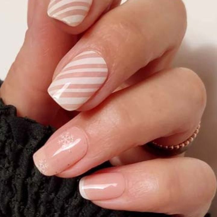 Charming Short Square French Tips with Snowflakes Charming Short Square French Tips with Snowflakes β Winter Nail Designs