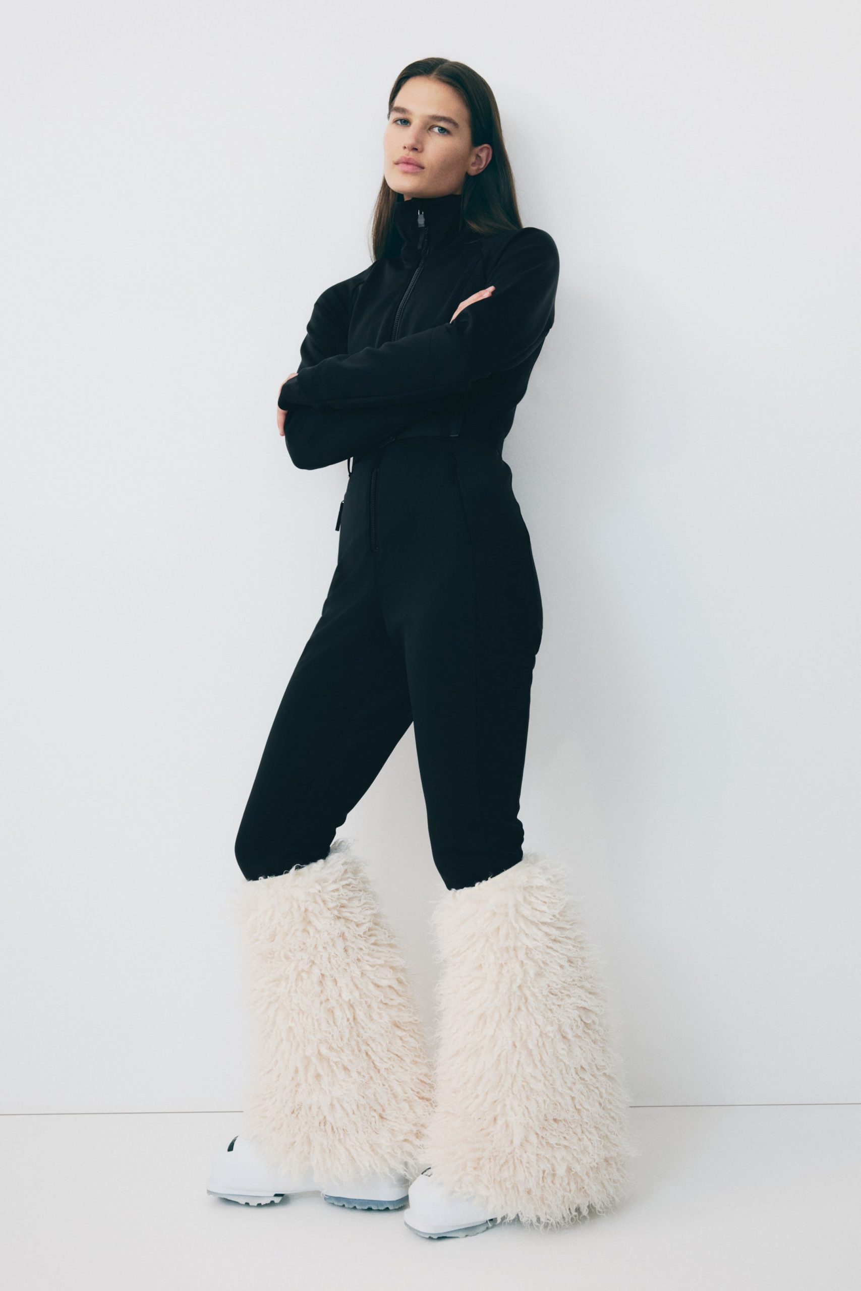 Sleek Black Ski Suit with Fluffy White Leg Warmers for Added Texture Sleek Black Ski Suit with Fluffy White Leg Warmers for Added Texture β Snowboarding Outfits