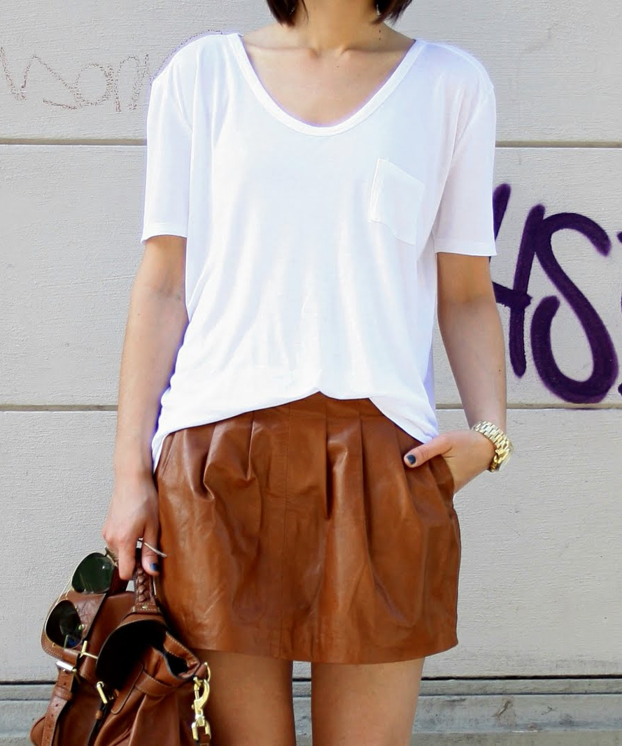 Summer Casual: Pleated Mini Skirt and V-Neck Tee — Leather Skirt Outfits