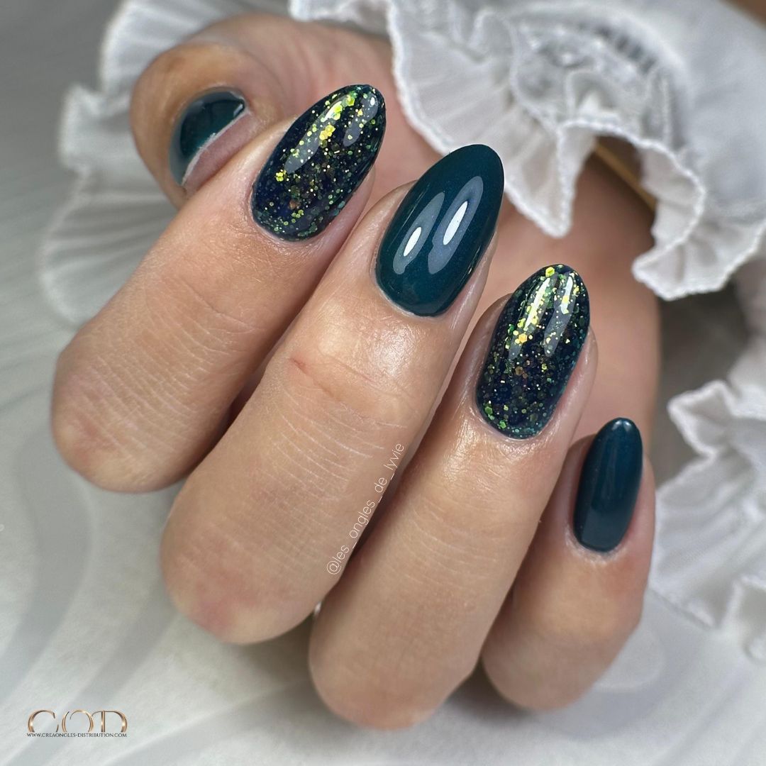 Glossy Glitter Visual Idea Glossy Glitter Visual Idea β Winter Acrylic Nails