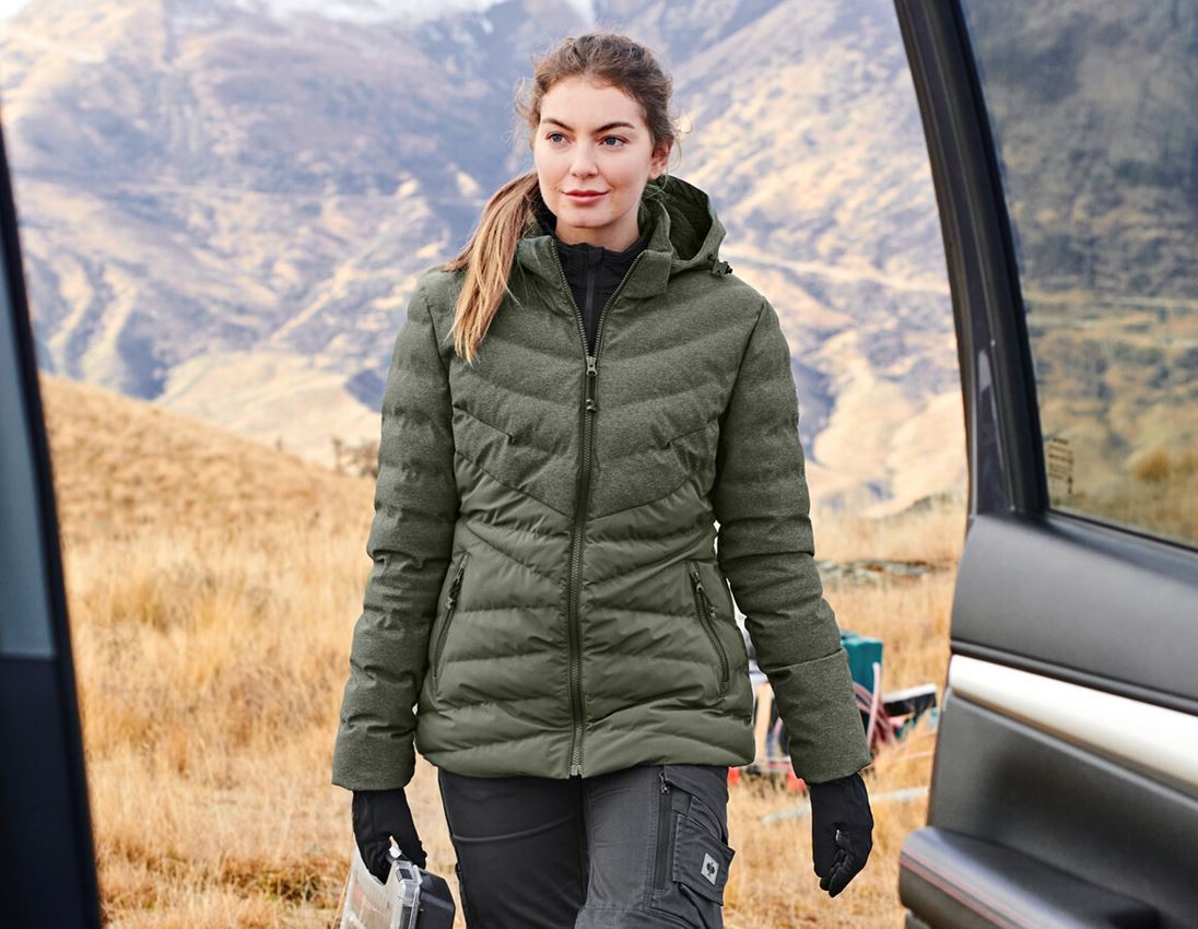 Fitted Green Puffer Jacket with Textured Panels for Outdoor Activity — Winter Outfits for Warm Weather