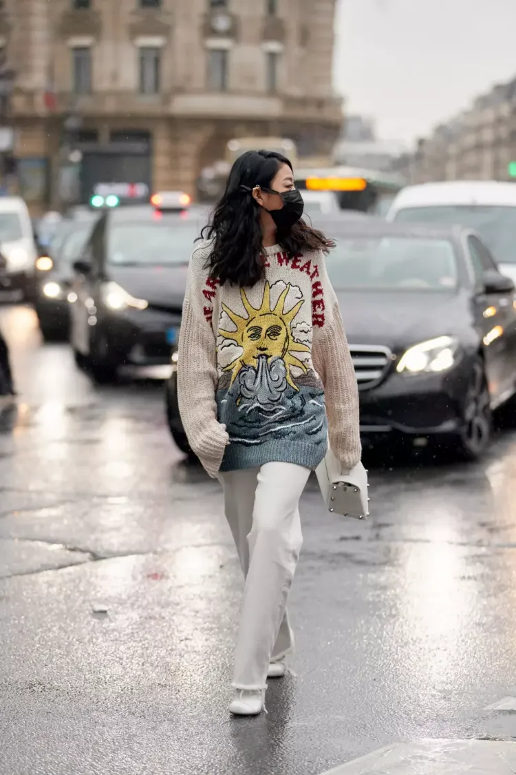 Graphic Sweater with White Wide-Leg Trousers Graphic Sweater with White Wide-Leg Trousers β Winter Outfits for Petite Women