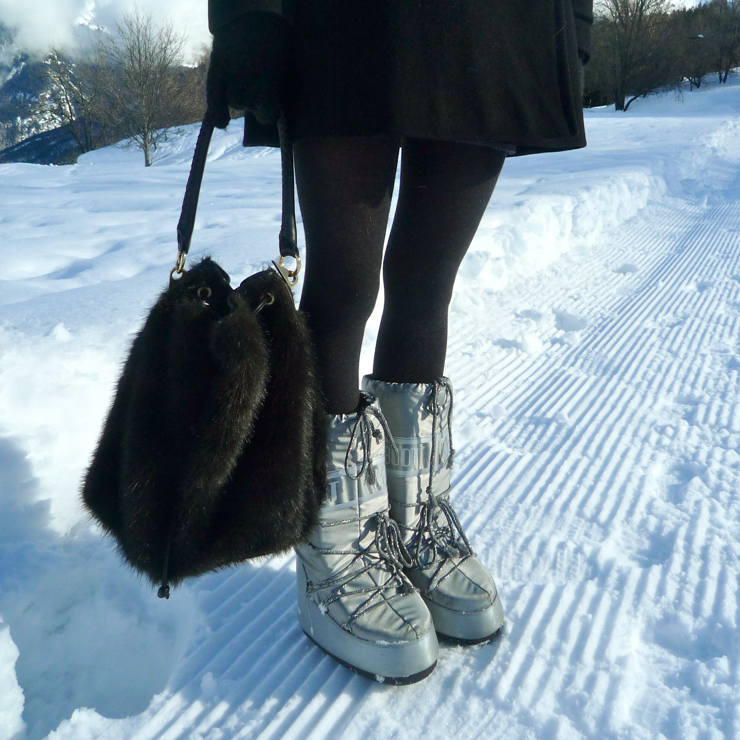 Grey Snow Boots with Black Skirt and Faux Fur Bag Grey Snow Boots with Black Skirt and Faux Fur Bag β Snow Boots Outfits