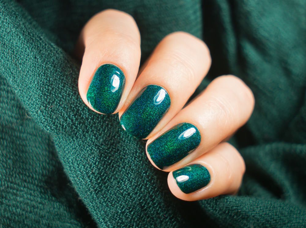 Short Oval Shimmer Glossy Emerald — Emerald Green Nails