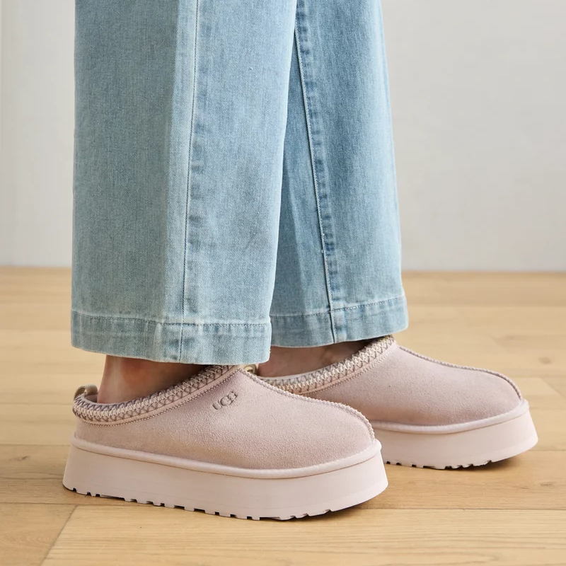 Light Blue Jeans with Pink UGG Tazz Platform Slippers Light Blue Jeans with Pink UGG Tazz Platform Slippers β Ugg Slippers Outfits