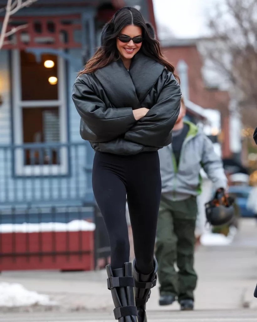Dramatic Black Puffer Jacket for Chic Winter Outings Dramatic Black Puffer Jacket for Chic Winter Outings β December Outfits