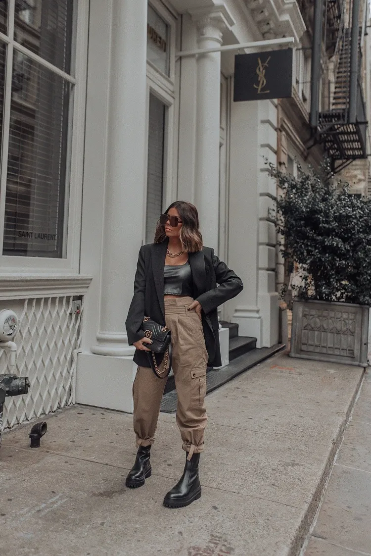 Chunky Sole Boots with Cargo Pants and a Crop Top Chunky Sole Boots with Cargo Pants and a Crop Top β Winter Boots Outfits