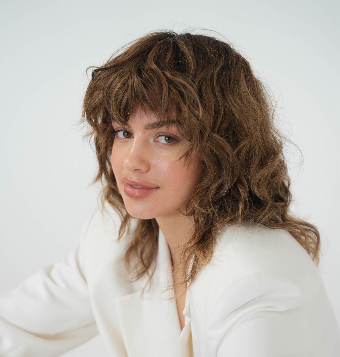 Medium Brown Wavy Thick Hair With Wispy Bangs Medium Brown Wavy Thick Hair With Wispy Bangs β Winter Shoulder Length Hairstyles