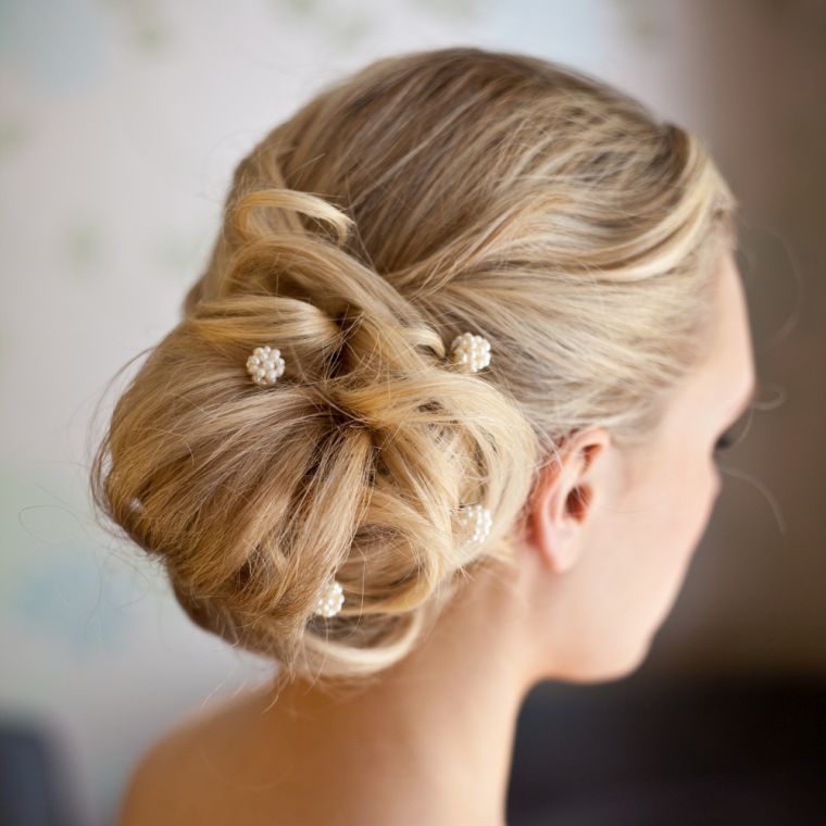 Blonde Wavy Chignon With Pearl Pins Blonde Wavy Chignon With Pearl Pins β Winter Bun Hairstyles