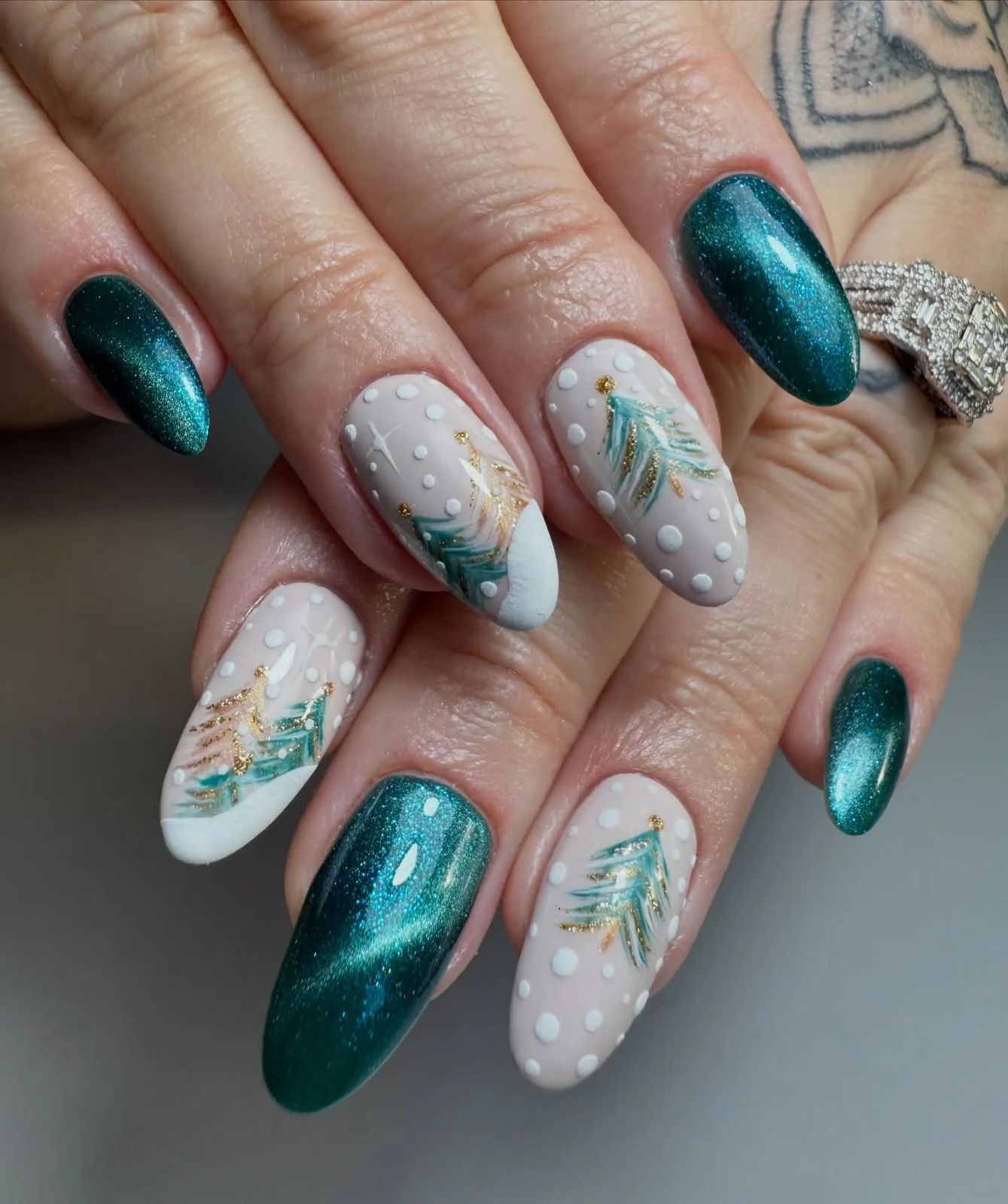 Festive Green Cat-Eye Christmas Tree Nails Festive Green Cat-Eye Christmas Tree Nails β Winter Nail Trends