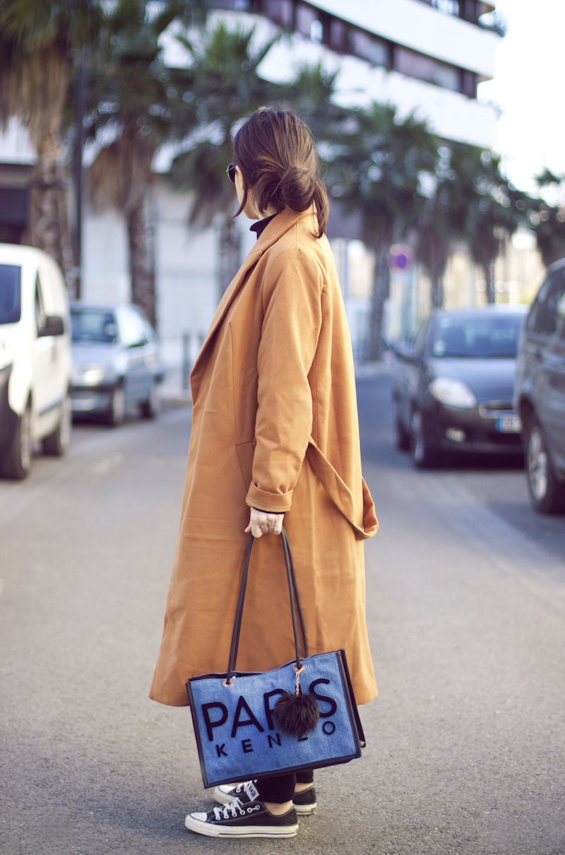 Streetwear Style: Camel Coat with Sneakers and Denim Tote Streetwear Style: Camel Coat with Sneakers and Denim Tote β Camel Coat Outfits