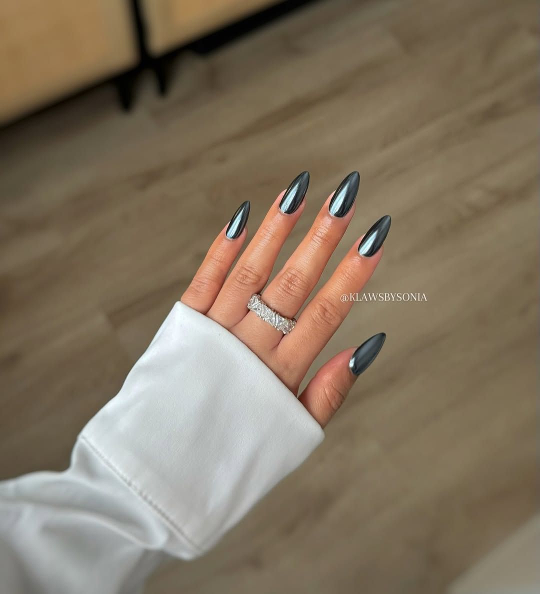 Visible Visual Idea Visible Visual Idea โ Winter Chrome Nails