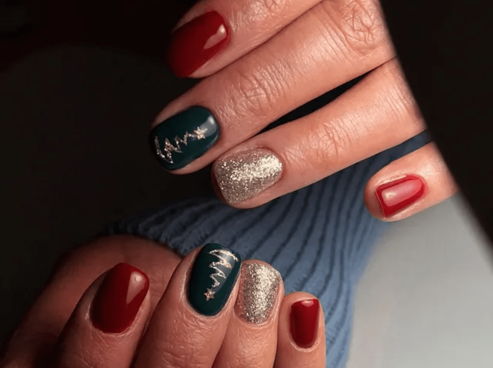 Short Square Holiday Nails with Glitter Short Square Holiday Nails with Glitter β Winter Nails