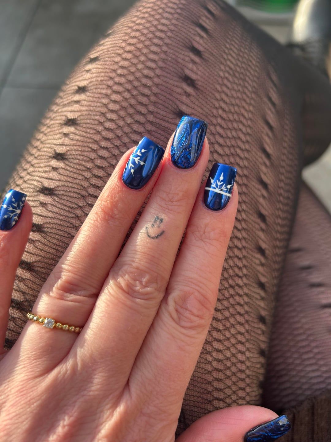 Deep Blue Snowflake Glitter Accents Deep Blue Snowflake Glitter Accents โ Winter Blue Nails