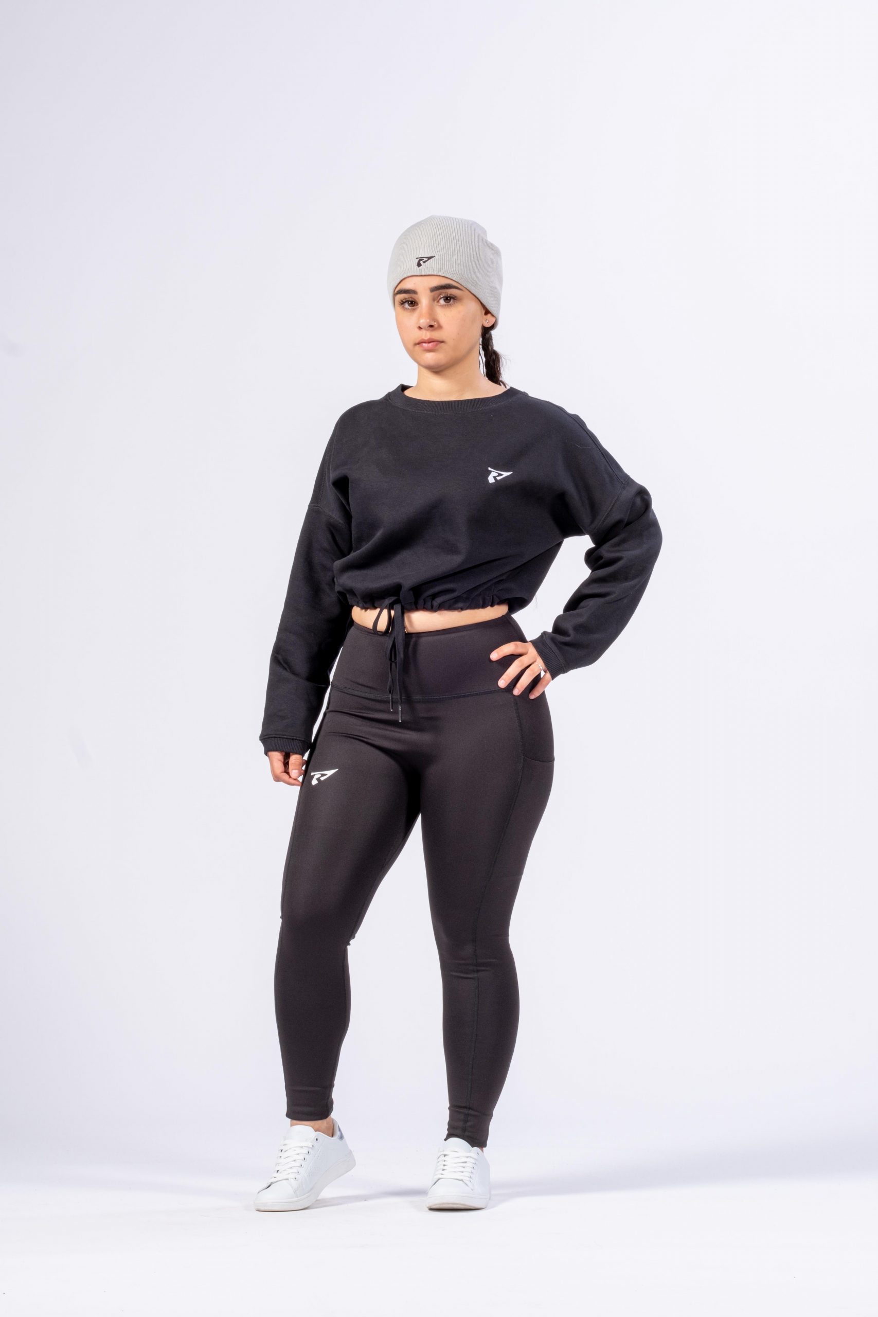 Grey Beanie with Cropped Sweatshirt and Leggings Grey Beanie with Cropped Sweatshirt and Leggings β Beanie Outfits