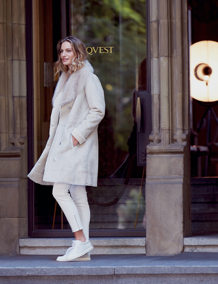 Monochromatic Cream Shearling Coat and White Trousers Monochromatic Cream Shearling Coat and White Trousers β Classy Winter Outfits