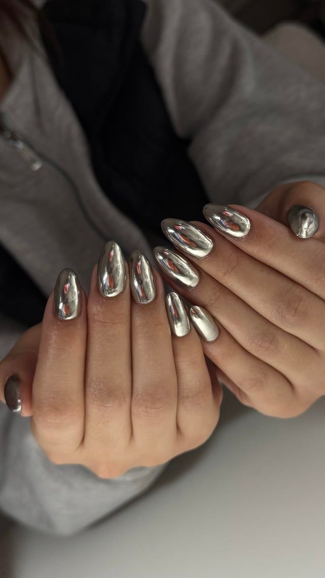 Mirror Silver Chrome Oval Nails Mirror Silver Chrome Oval Nails β Winter Nails for Teens