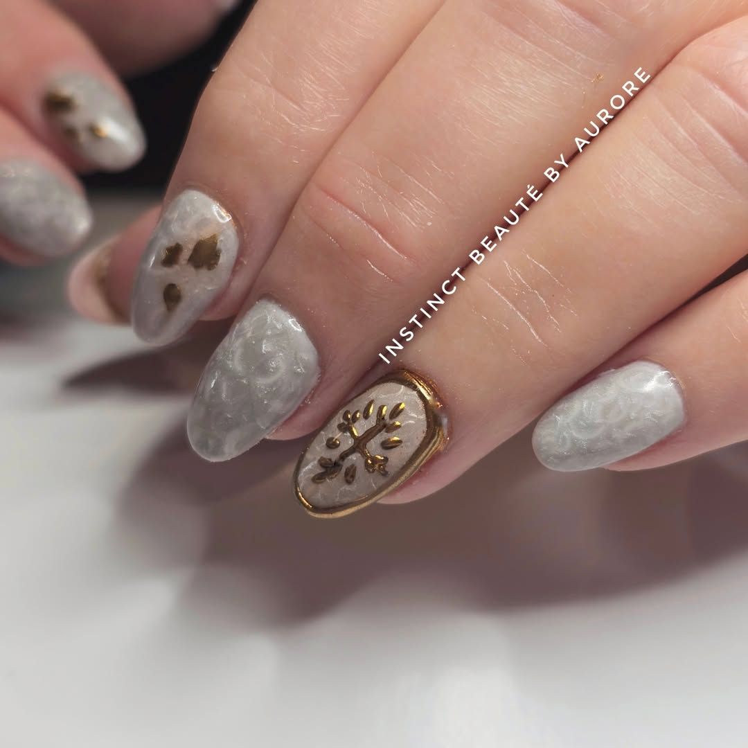 Grey Pearlescent Gold Tree Motif Oval Nails — Winter Gold Nails
