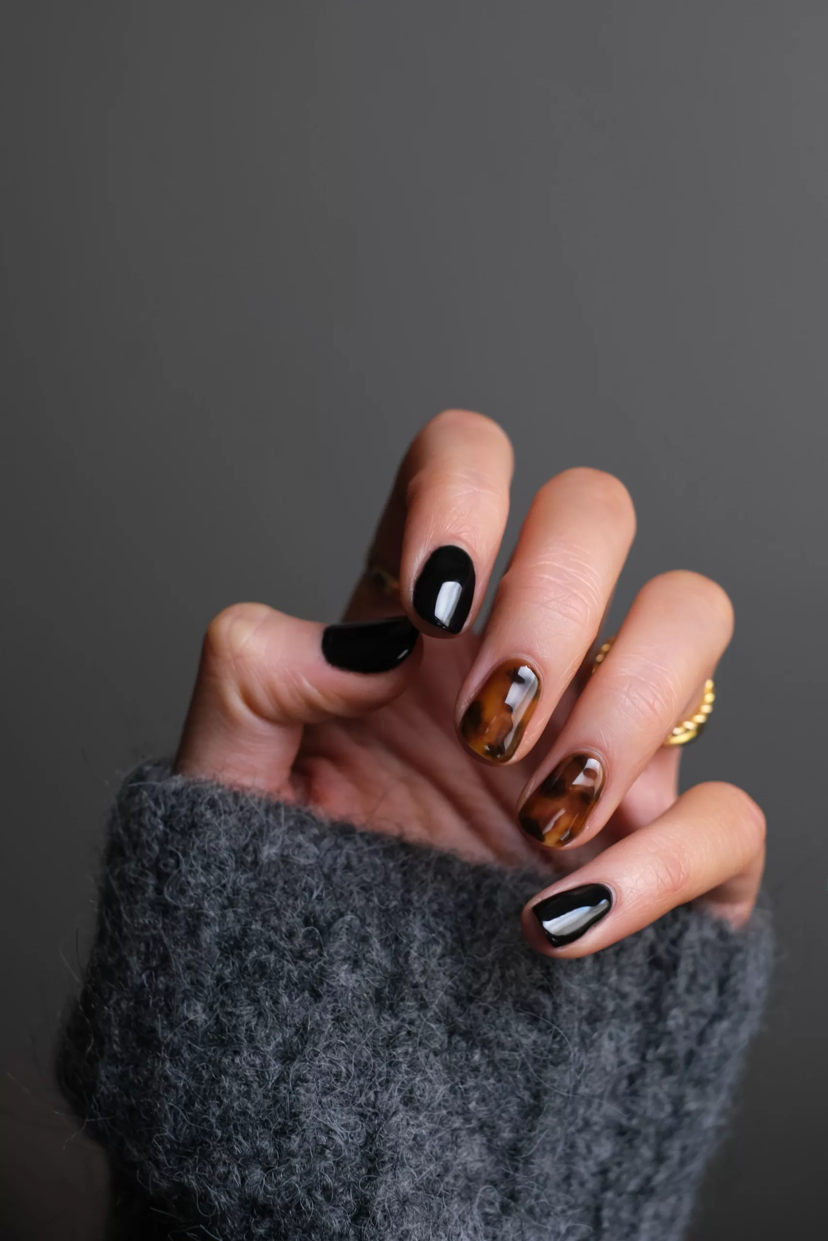 Glossy Tortoiseshell Accent Nails Glossy Tortoiseshell Accent Nails β Short Winter Nails